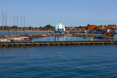 Hel, Polonya - 2 Haziran 2023: Polonya 'daki Hel limanında. Görünür gemiler, kesiciler, yatlar ve diğerlerinin yanı sıra limanda kullanılan ekipman ve elementler.