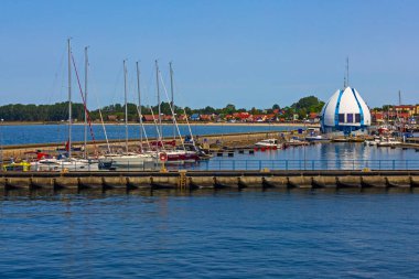 Hel, Polonya - 2 Haziran 2023: Polonya 'daki Hel limanında. Görünür gemiler, kesiciler, yatlar ve diğerlerinin yanı sıra limanda kullanılan ekipman ve elementler.