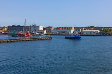 Hel, Polonya - 2 Haziran 2023: Polonya 'daki Hel limanında. Görünür gemiler, kesiciler, yatlar ve diğerlerinin yanı sıra limanda kullanılan ekipman ve elementler.