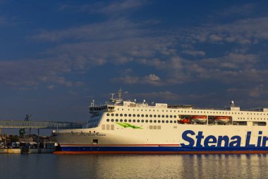 Gdynia, Polonya - 2 Haziran 2023: Gdynia 'da yolcu feribot manevrası