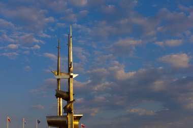 GDYNIA, Gdynia, Polonya - Jun2, 2023::: Gdynia 'da Yelkenliler Anıtı ve Joseph Conrad. Polonya 'da turistik yerler.
