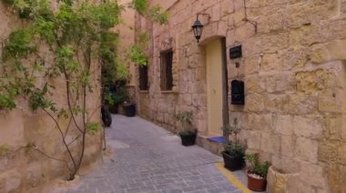 Eski şehir Rabat 'ın dar sokaklarında kireçtaşından yapılma geleneksel Malta evleri, Victoria, Malta