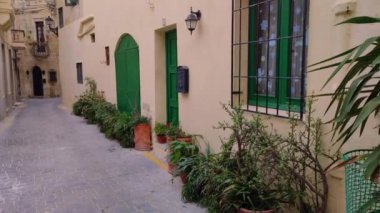 Eski şehir Rabat 'ın dar sokaklarında kireçtaşından yapılma geleneksel Malta evleri, Victoria, Malta