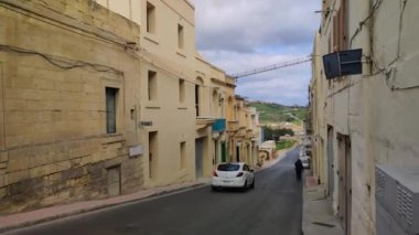 Eski şehir Rabat 'ın dar sokaklarında kireçtaşından yapılma geleneksel Malta evleri, Victoria, Malta