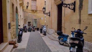 Eski şehir Rabat 'ın dar sokaklarında kireçtaşından yapılma geleneksel Malta evleri, Victoria, Malta