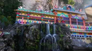 Yarasa ve Villa mağaraları yakınlarındaki güzel Hindu tapınağı, Kuala Lumpur, Malezya