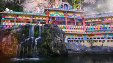 Yarasa ve Villa mağaraları yakınlarındaki güzel Hindu tapınağı, Kuala Lumpur, Malezya