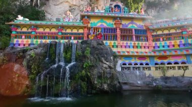 Yarasa ve Villa mağaraları yakınlarındaki güzel Hindu tapınağı, Kuala Lumpur, Malezya