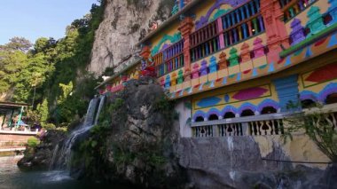 Yarasa ve Villa mağaraları yakınlarındaki güzel Hindu tapınağı, Kuala Lumpur, Malezya