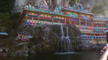 Yarasa ve Villa mağaraları yakınlarındaki güzel Hindu tapınağı, Kuala Lumpur, Malezya