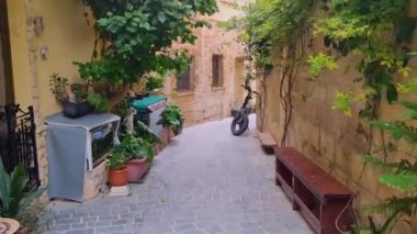 Eski şehir Rabat 'ın dar sokaklarında kireçtaşından yapılma geleneksel Malta evleri, Victoria, Malta