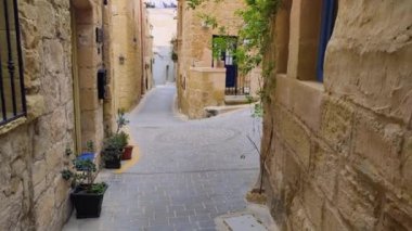 Eski şehir Rabat 'ın dar sokaklarında kireçtaşından yapılma geleneksel Malta evleri, Victoria, Malta