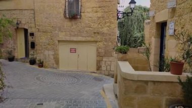 Eski şehir Rabat 'ın dar sokaklarında kireçtaşından yapılma geleneksel Malta evleri, Victoria, Malta