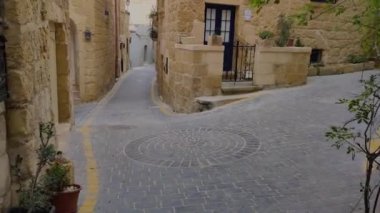 Eski şehir Rabat 'ın dar sokaklarında kireçtaşından yapılma geleneksel Malta evleri, Victoria, Malta