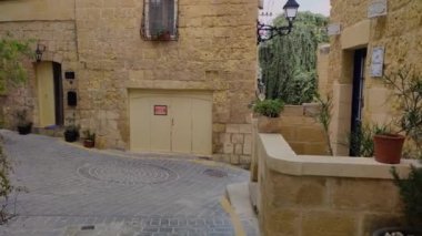 Eski şehir Rabat 'ın dar sokaklarında kireçtaşından yapılma geleneksel Malta evleri, Victoria, Malta