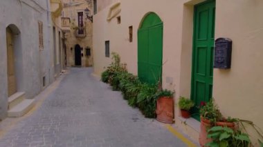 Eski şehir Rabat 'ın dar sokaklarında kireçtaşından yapılma geleneksel Malta evleri, Victoria, Malta