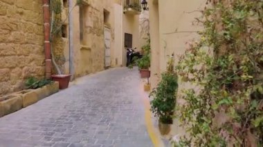 Eski şehir Rabat 'ın dar sokaklarında kireçtaşından yapılma geleneksel Malta evleri, Victoria, Malta