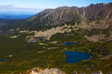 Buzul gölleri grubuna Tatra Mountain, Polonya, görünümden Kasprowy Wierch aralığı.
