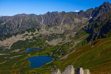 Buzul gölleri grubuna Tatra Mountain, Polonya, görünümden Kasprowy Wierch aralığı.