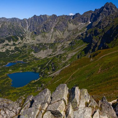 Buzul gölleri grubuna Tatra Mountain, Polonya, görünümden Kasprowy Wierch aralığı.