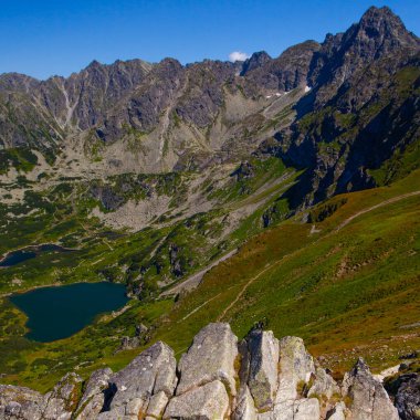 Buzul gölleri grubuna Tatra Mountain, Polonya, görünümden Kasprowy Wierch aralığı.