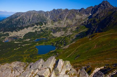 Buzul gölleri grubuna Tatra Mountain, Polonya, görünümden Kasprowy Wierch aralığı.