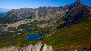 Buzul gölleri grubuna Tatra Mountain, Polonya, görünümden Kasprowy Wierch aralığı.