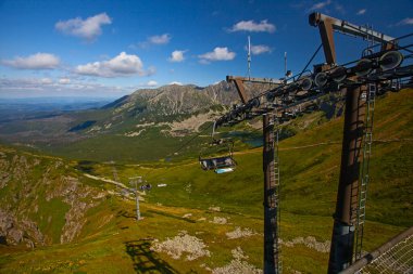 Zakopane, Polonya - 29 Temmuz 2024: Polonya 'nın High Tatra kentindeki Kasprowy Wierch Tepesine Kablo Araba.