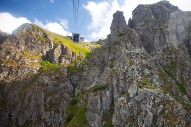 Polonya 'daki Kasprowy Wierch' e giden Tatras dağlarının ve teleferiğin görüntüsü