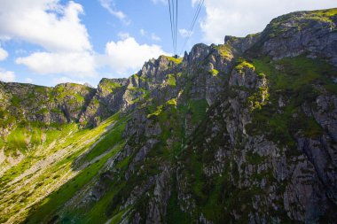 Polonya 'daki Kasprowy Wierch' e giden Tatras dağlarının ve teleferiğin görüntüsü