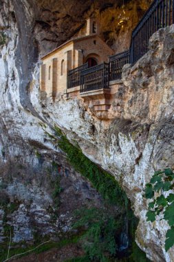 Cantabria, İspanya - 19 Temmuz 2024: Covadonga 'nın Kutsal Mağarası Kuzey İspanya, Asturias' ta bulunan bir Katolik mabedi..
