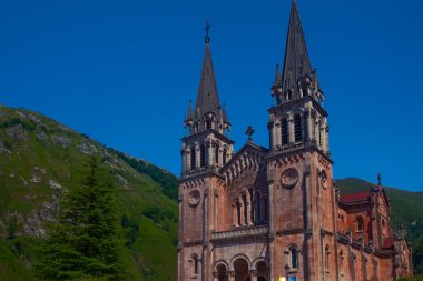 Covadonga, İspanya - 19 Temmuz 2024: 3 Eylül 2018 tarihinde İspanya 'nın Covadonga kentindeki Bazilika' nın görüntüsü. 1877 ve 1901 yılları arasında inşa edildi ve 2018 'de Covadonga yıl dönümünü kutladı.. 