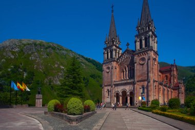 Covadonga, İspanya - 19 Temmuz 2024: 3 Eylül 2018 tarihinde İspanya 'nın Covadonga kentindeki Bazilika' nın görüntüsü. 1877 ve 1901 yılları arasında inşa edildi ve 2018 'de Covadonga yıl dönümünü kutladı.. 