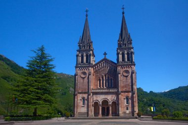 Covadonga, İspanya - 19 Temmuz 2024: 3 Eylül 2018 tarihinde İspanya 'nın Covadonga kentindeki Bazilika' nın görüntüsü. 1877 ve 1901 yılları arasında inşa edildi ve 2018 'de Covadonga yıl dönümünü kutladı.. 