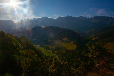 İspanya, Santo Toribio 'daki Mirador' dan güzel dağlar gün batımı manzarası