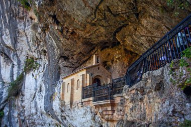 Covadonga, İspanya - 19 Temmuz 2024: The Holy Cave of Our Lady of Covadongais Kuzey İspanya 'da bulunan bir Katolik mabedi..