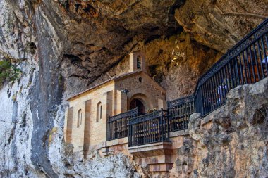 Covadonga, İspanya - 19 Temmuz 2024: The Holy Cave of Our Lady of Covadongais Kuzey İspanya 'da bulunan bir Katolik mabedi..