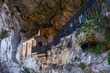 Covadonga, İspanya - 19 Temmuz 2024: The Holy Cave of Our Lady of Covadongais Kuzey İspanya 'da bulunan bir Katolik mabedi..