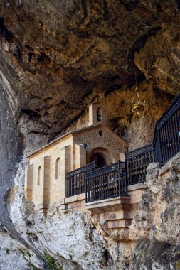 Covadonga, İspanya - 19 Temmuz 2024: The Holy Cave of Our Lady of Covadongais Kuzey İspanya 'da bulunan bir Katolik mabedi..