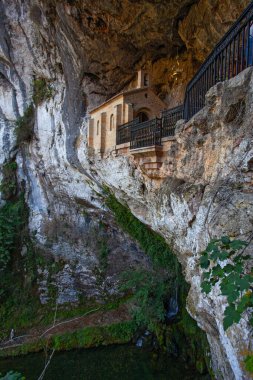 Covadonga, İspanya - 19 Temmuz 2024: The Holy Cave of Our Lady of Covadongais Kuzey İspanya 'da bulunan bir Katolik mabedi..