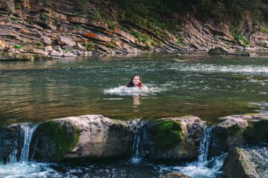 Karpatya dağlarında nehirde güzel genç bir kadın
