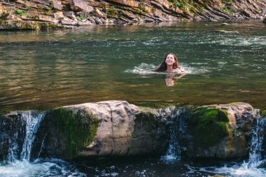 Karpatya dağlarında nehirde güzel genç bir kadın