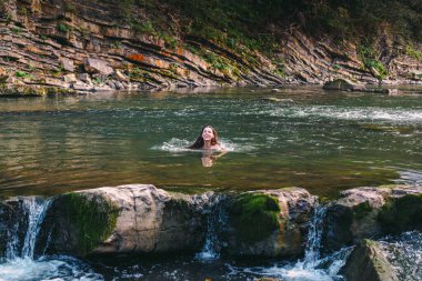 Karpatya dağlarında nehirde güzel genç bir kadın