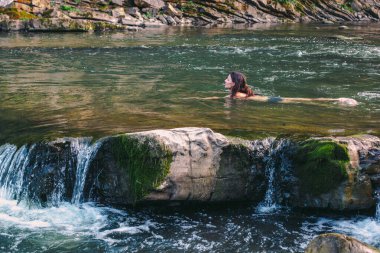 Karpatya dağlarında nehirde güzel genç bir kadın