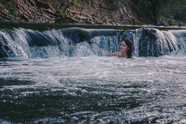 Karpatya dağlarında nehirde güzel genç bir kadın