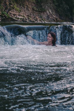 Karpatya dağlarında nehirde güzel genç bir kadın