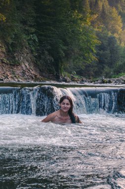Karpatya dağlarında nehirde güzel genç bir kadın
