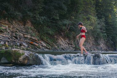 Karpatya dağlarındaki taze nehirde güzel bir kadın.