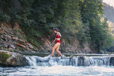 Karpatya dağlarındaki taze nehirde güzel bir kadın.