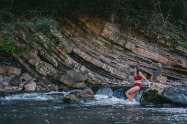Karpatya dağlarındaki taze nehirde güzel bir kadın.